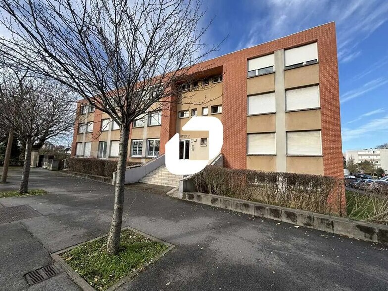 Bureau dans Évry-Courcouronnes à vendre - Photo de l’immeuble – Image 1 sur 7