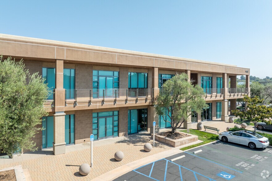 9070 Irvine Center Dr, Irvine, CA à louer - Photo de l’immeuble – Image 1 sur 6