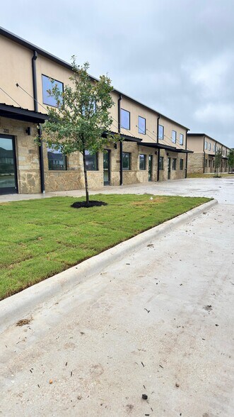 401 Chitalpa St, Leander, TX à louer - Photo de l’immeuble – Image 2 sur 4