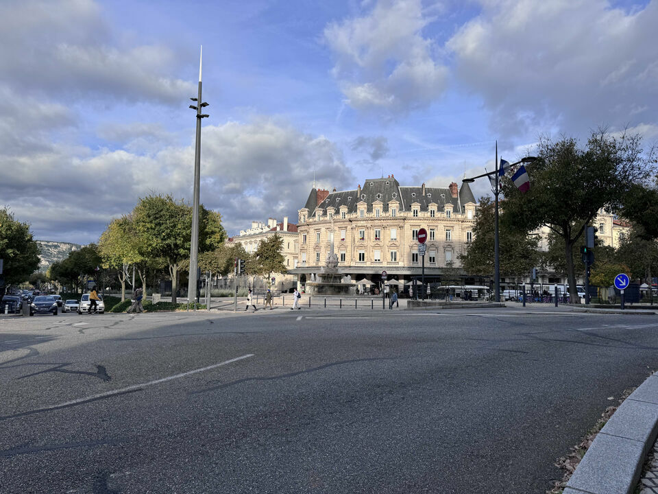 Local commercial dans Valence à louer Photo de l’immeuble– Image 1 sur 3