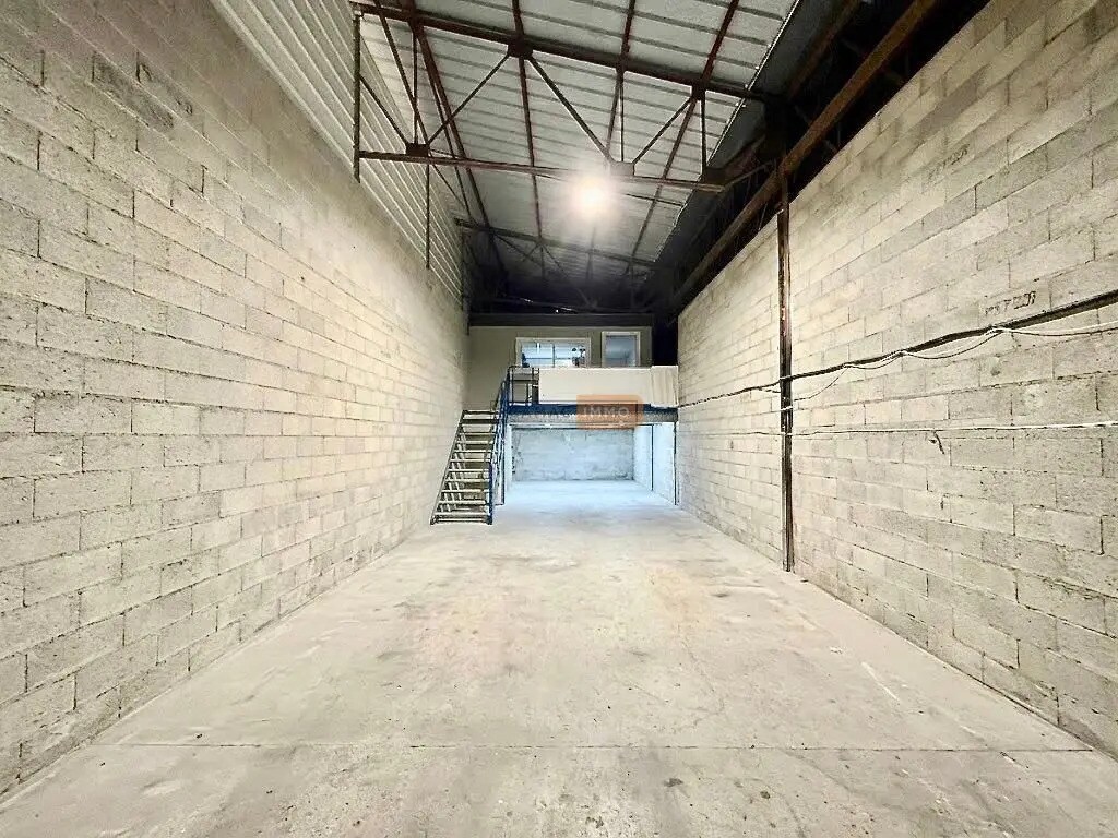 Industriel/Logistique dans Sainte-Maxime à louer Photo intérieure– Image 1 sur 9