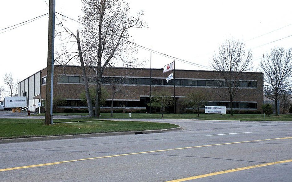 17930 E 14 Mile Rd, Fraser, MI à vendre - Photo de l’immeuble – Image 2 sur 3