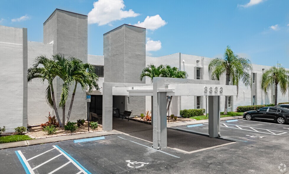 8333 W McNab Rd, Tamarac, FL à louer - Photo de l’immeuble – Image 3 sur 55