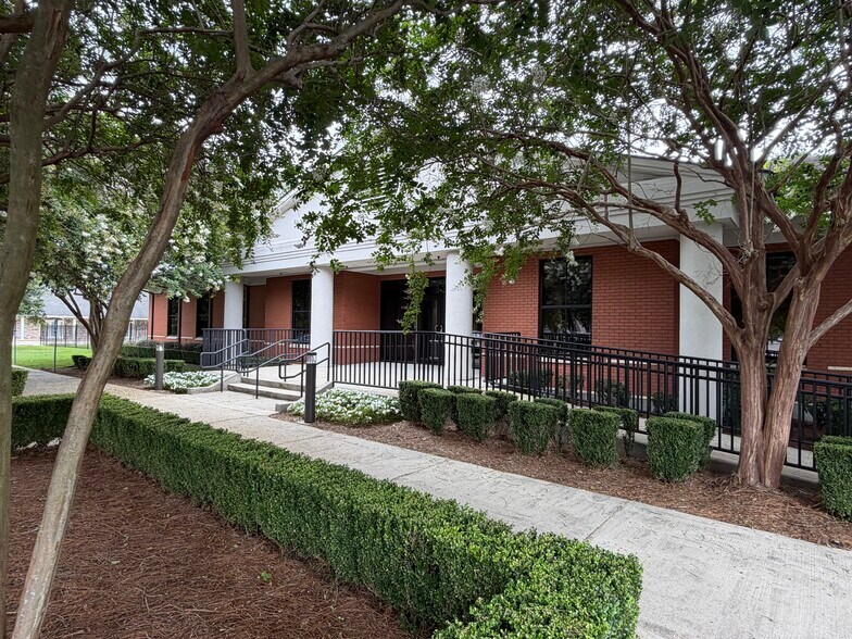 4757 Oneal Ln, Baton Rouge, LA à vendre - Photo principale – Image 1 sur 10
