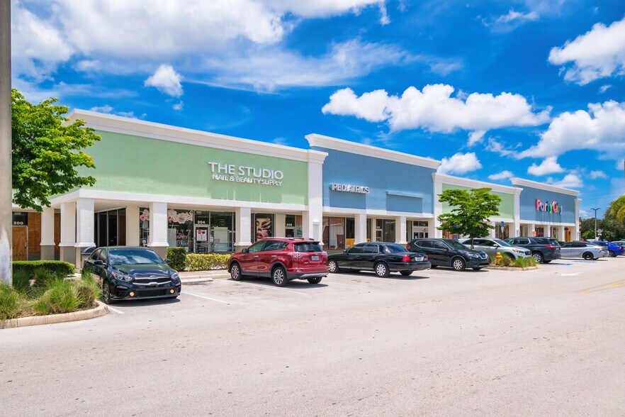 130 N University Dr, Pembroke Pines, FL à louer - Photo de l’immeuble – Image 1 sur 4