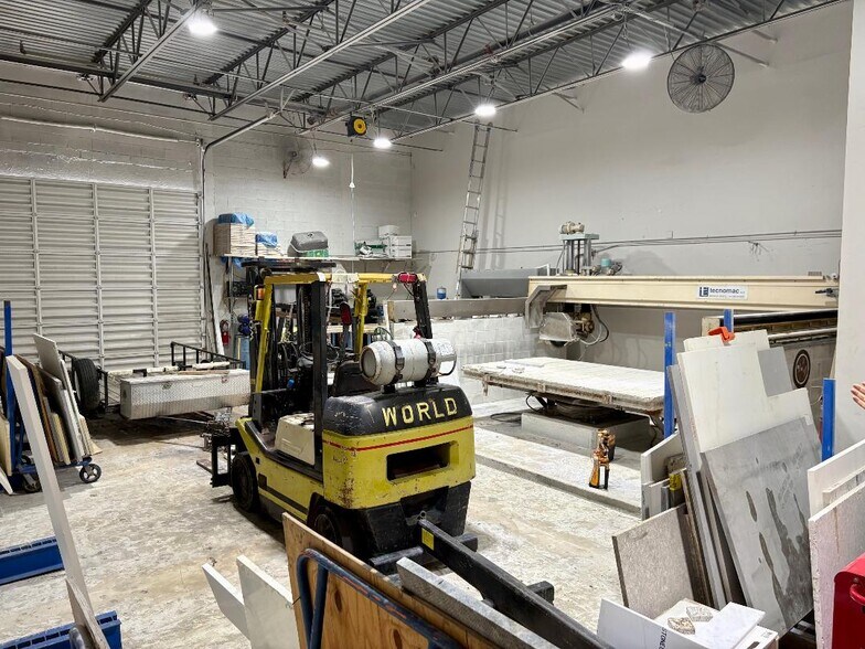 425 Industrial St N, Lake Worth, FL à louer - Photo de l’immeuble – Image 3 sur 15