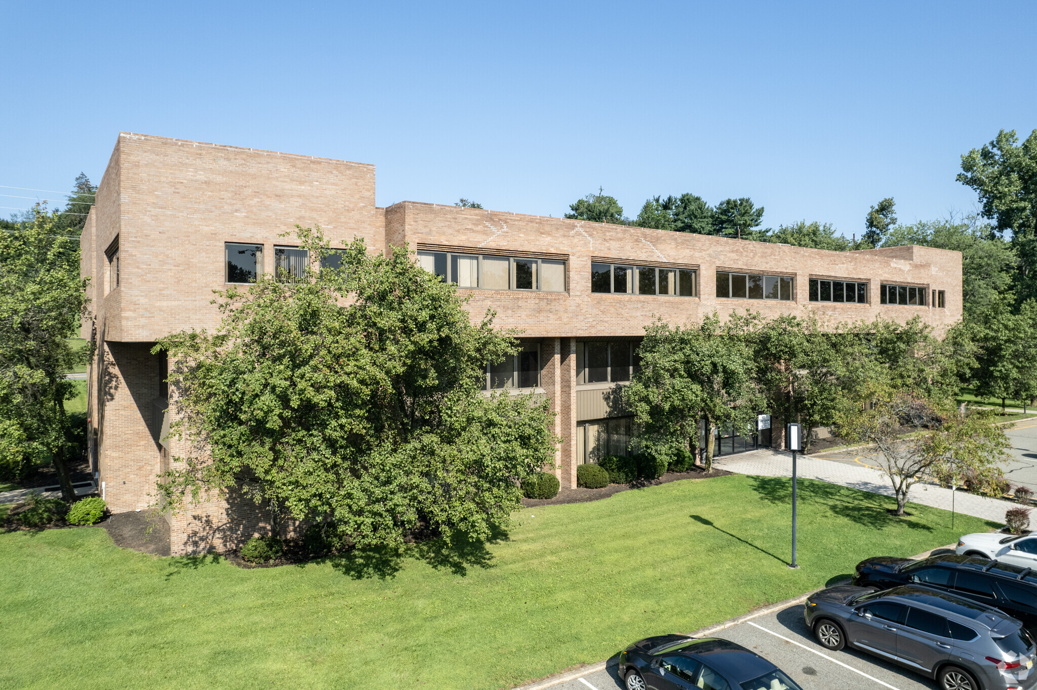 690 Kinderkamack Rd, Oradell, NJ à louer Photo principale– Image 1 sur 13