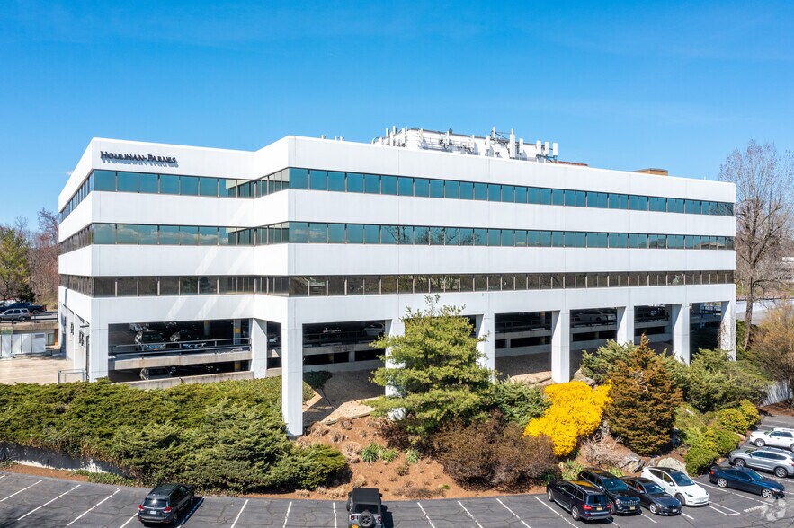 4 W Red Oak Ln, White Plains, NY à louer - Photo de l’immeuble – Image 3 sur 14