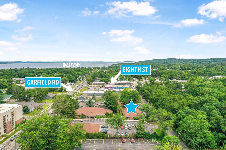 551 S Garfield Ave, Traverse City, MI à vendre - Photo de l’immeuble – Image 3 sur 25