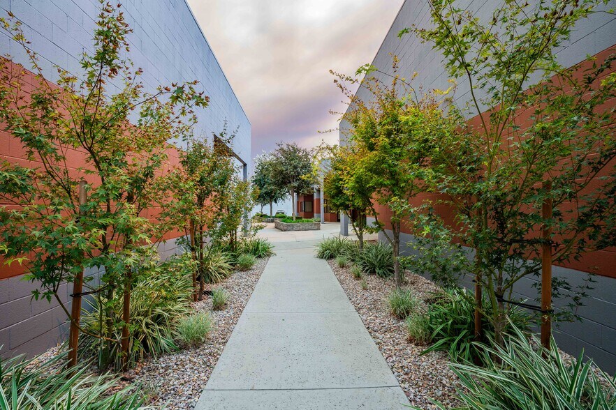 1504 Columbia Ave, Riverside, CA à louer - Photo de l’immeuble – Image 2 sur 15