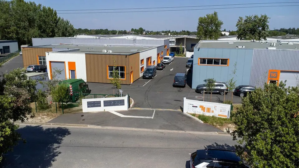 Local d’activités dans Carbon-Blanc à louer - Photo de l’immeuble – Image 1 sur 8