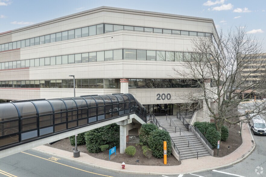200 Plaza Dr, Secaucus, NJ à louer - Photo de l’immeuble – Image 1 sur 17
