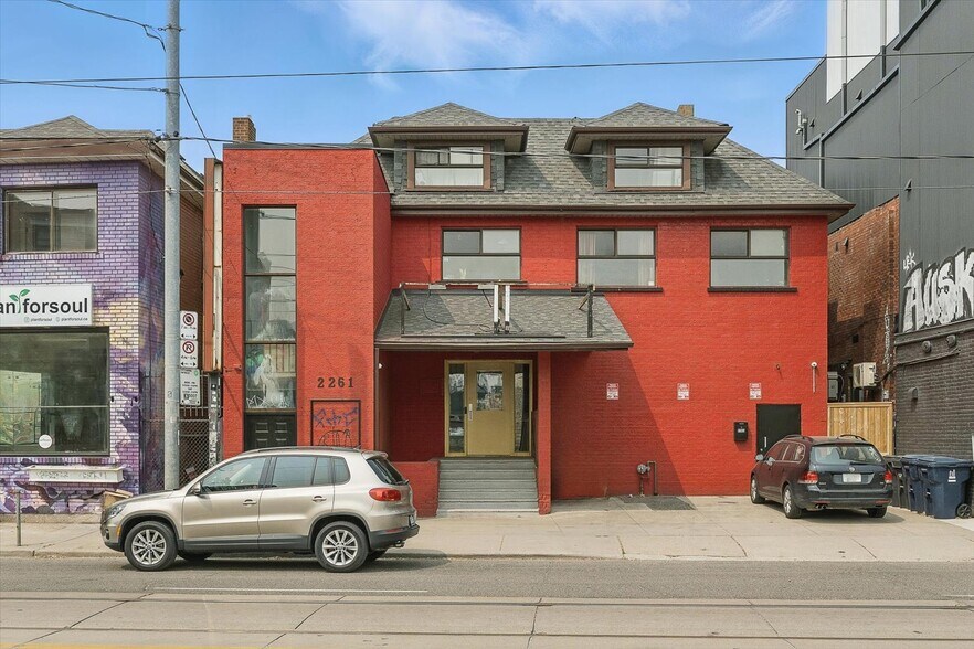 2261-2263 Dundas St W, Toronto, ON à louer - Photo de l’immeuble – Image 1 sur 1