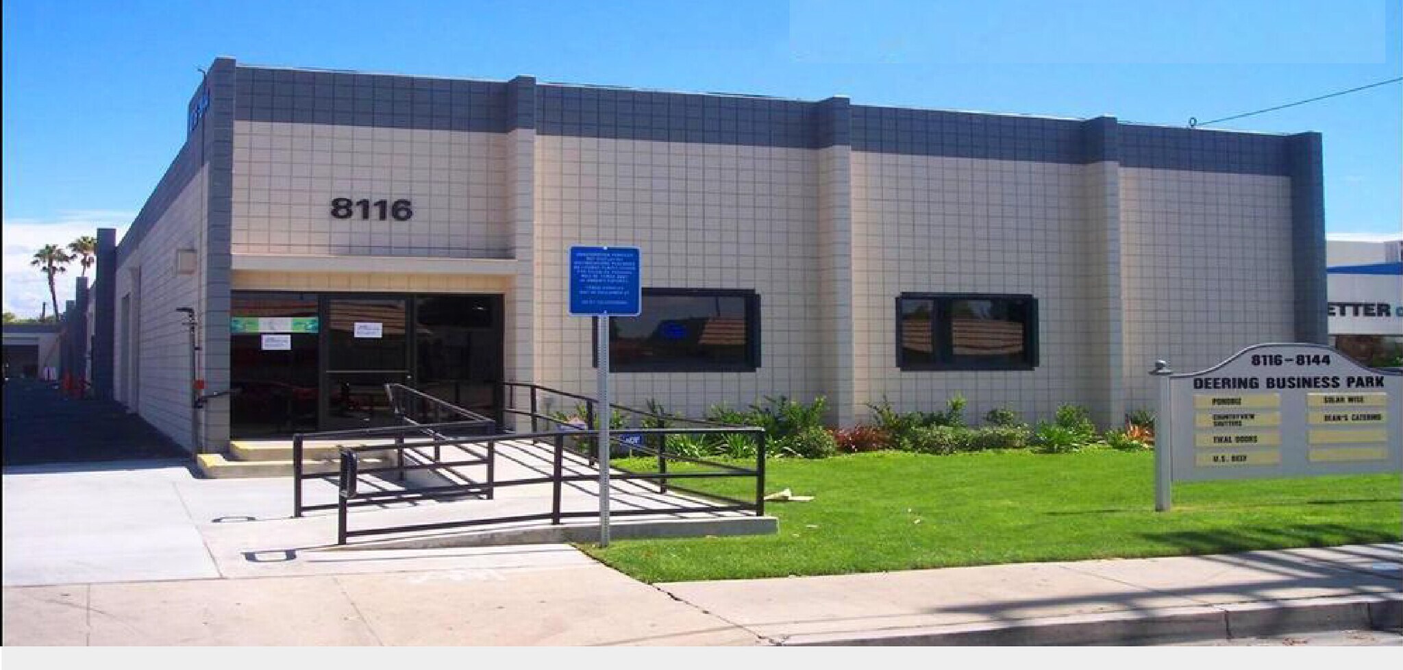 8116-8144 Deering Ave, Canoga Park, CA à louer Photo de l’immeuble– Image 1 sur 9