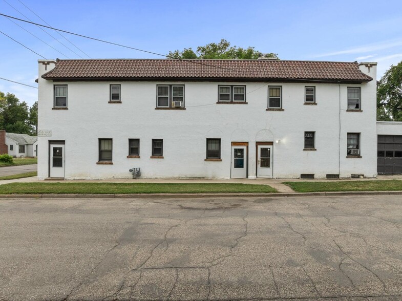 2 University Ave W, Minot, ND à vendre - Photo de l’immeuble – Image 2 sur 19