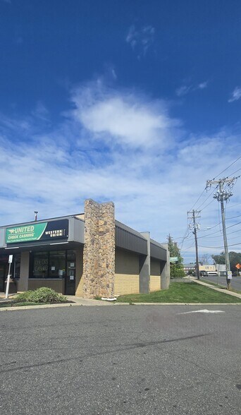 555 E 1st Ave, Roselle, NJ à louer - Photo de l’immeuble – Image 1 sur 8