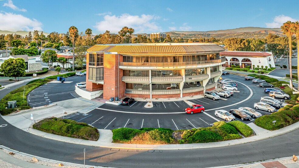 540 N Golden Circle Dr, Santa Ana, CA à vendre - Photo de l’immeuble – Image 2 sur 7