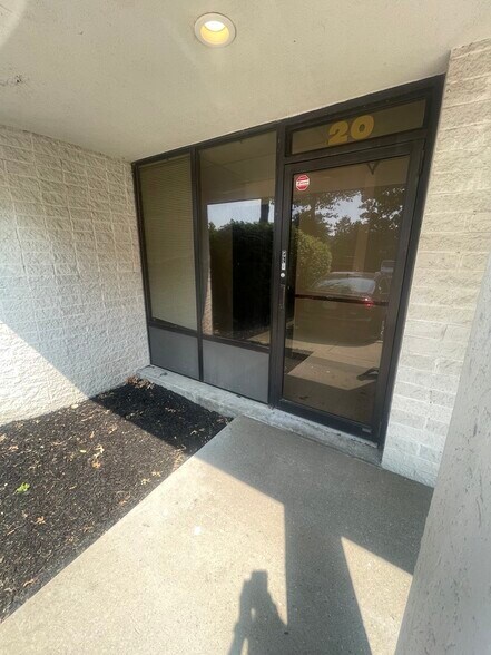 22 Old Dock Rd, Yaphank, NY à louer - Photo de l’immeuble – Image 1 sur 3