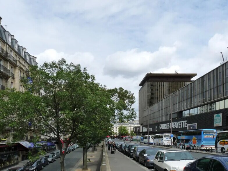 Local commercial dans Paris à louer - Photo de l’immeuble – Image 2 sur 3