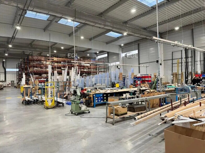 Local d’activités dans Neuville-sur-Oise à louer - Photo de l’immeuble – Image 2 sur 9