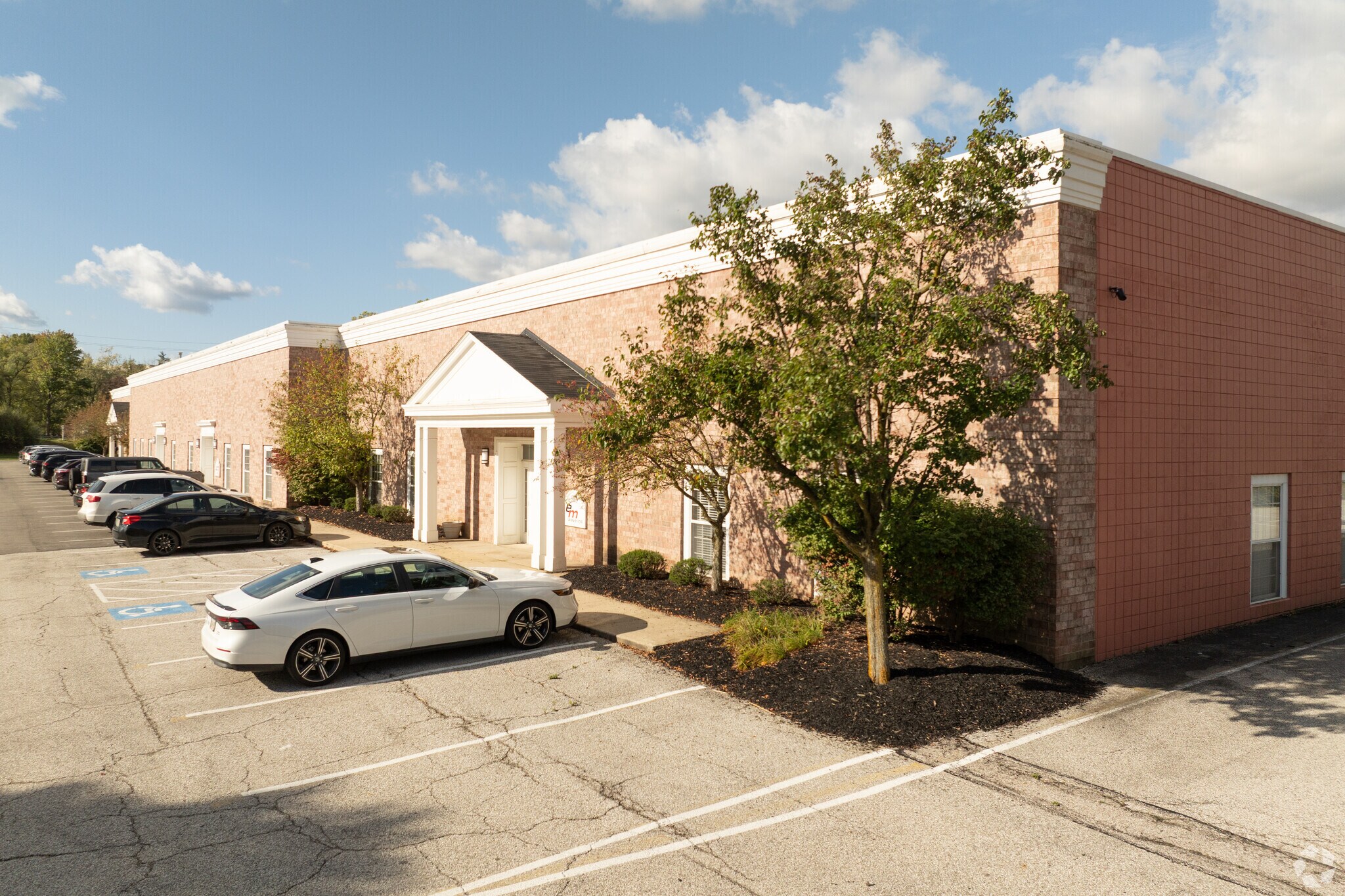 10055 Sweet Valley Dr, Valley View, OH à louer Photo principale– Image 1 sur 8