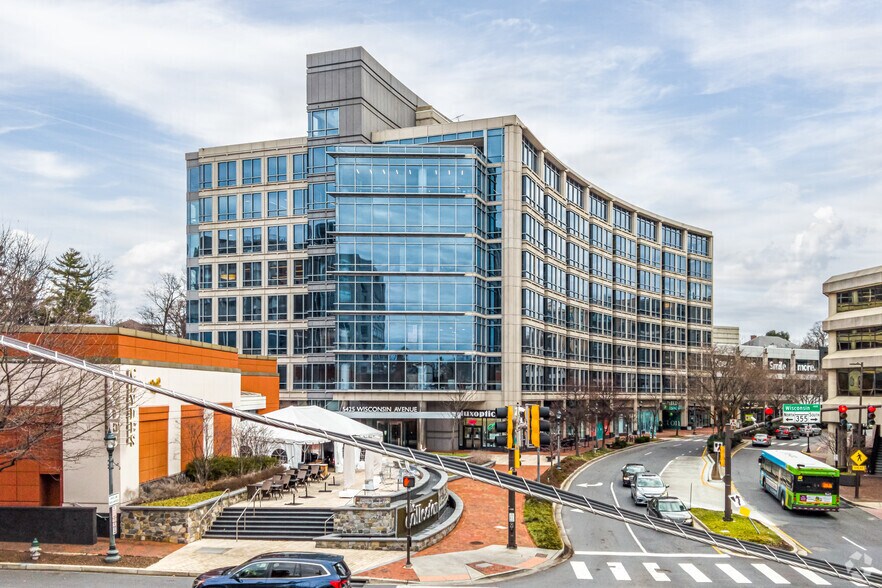 5425-5481 Wisconsin Ave, Chevy Chase, MD à louer - Photo de l’immeuble – Image 3 sur 14