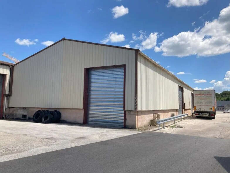 Local d’activités dans Flassans-sur-Issole à louer - Photo de l’immeuble – Image 2 sur 9