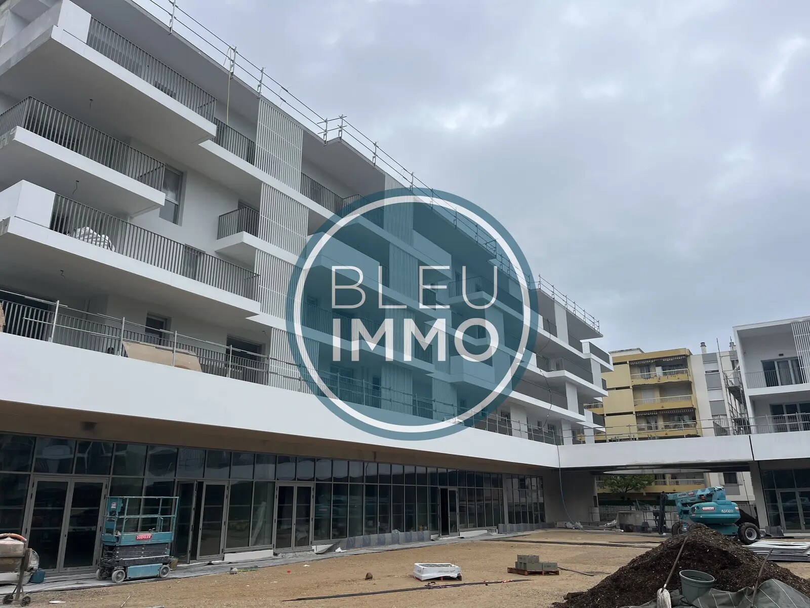 Local commercial dans Saint-Laurent-du-Var à vendre Photo de l’immeuble– Image 1 sur 7