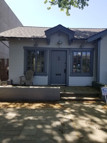 2122 X St, Sacramento, CA à louer - Photo de l’immeuble – Image 2 sur 10