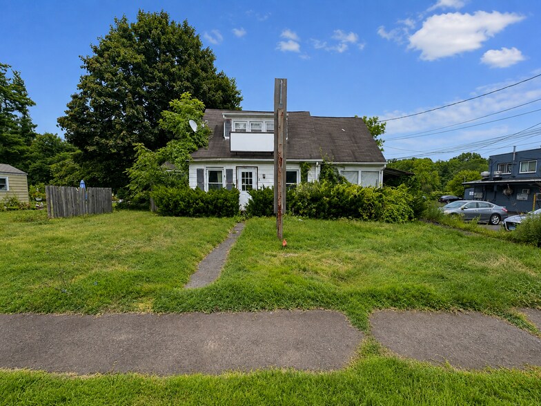 1247 Queen St, Southington, CT à vendre - Photo de l’immeuble – Image 2 sur 11