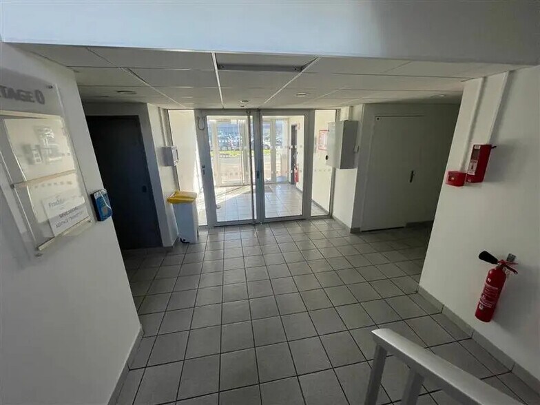 Bureau dans Tremblay-en-France à louer - Hall d’entrée – Image 2 sur 11