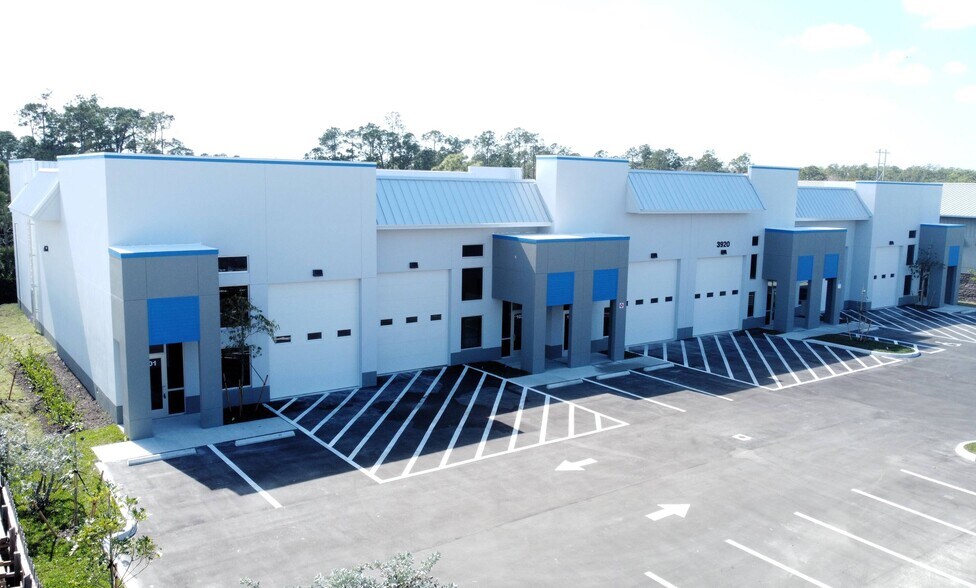 3920 Tollhouse Dr, Naples, FL à louer - Photo de l’immeuble – Image 3 sur 7