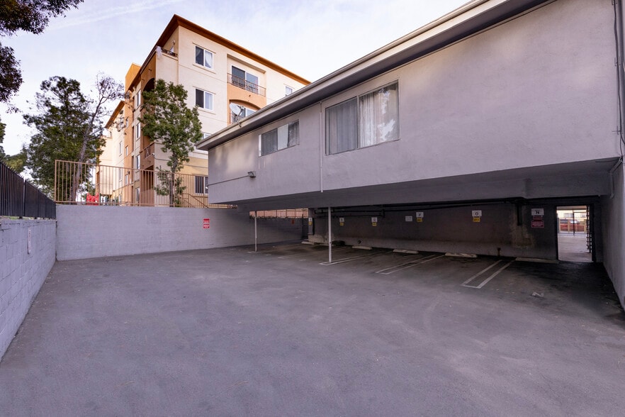 9001-9005 Orion Ave, North Hills, CA à vendre - Photo de l’immeuble – Image 2 sur 27