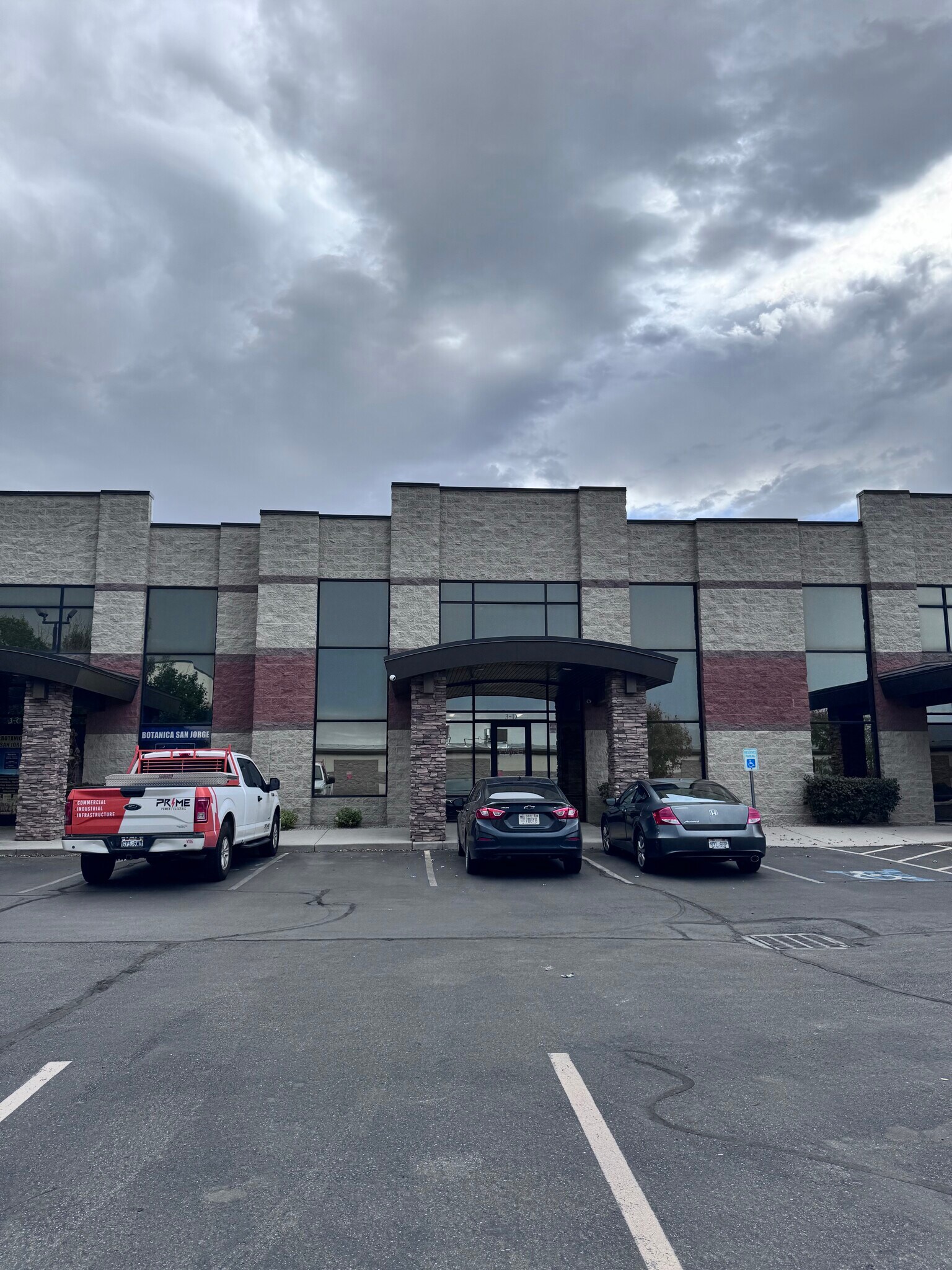 1755 W Sequoia Vista Cir, Salt Lake City, UT à louer Photo de l’immeuble– Image 1 sur 10