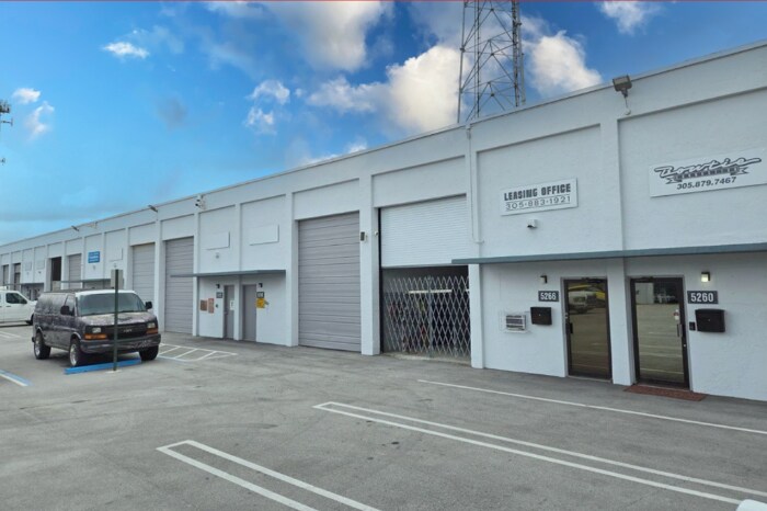 5220-5296 NW 163rd St, Hialeah, FL à louer Photo de l’immeuble– Image 1 sur 18