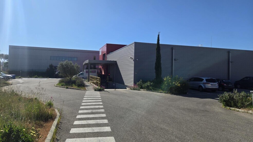 Local d'activités dans Signes à vendre - Photo de l’immeuble – Image 1 sur 11