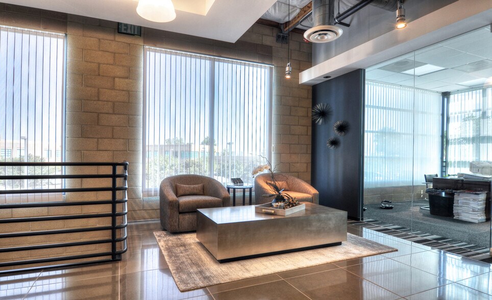 9150 Irvine Center Dr, Irvine, CA à louer - Photo de l’immeuble – Image 1 sur 5