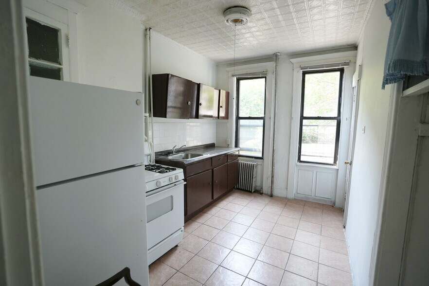 1881 Putnam Ave, Ridgewood, NY à vendre - Photo intérieure – Image 2 sur 12