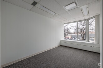 1121 Centre St NW, Calgary, AB à louer Photo intérieure– Image 1 sur 4