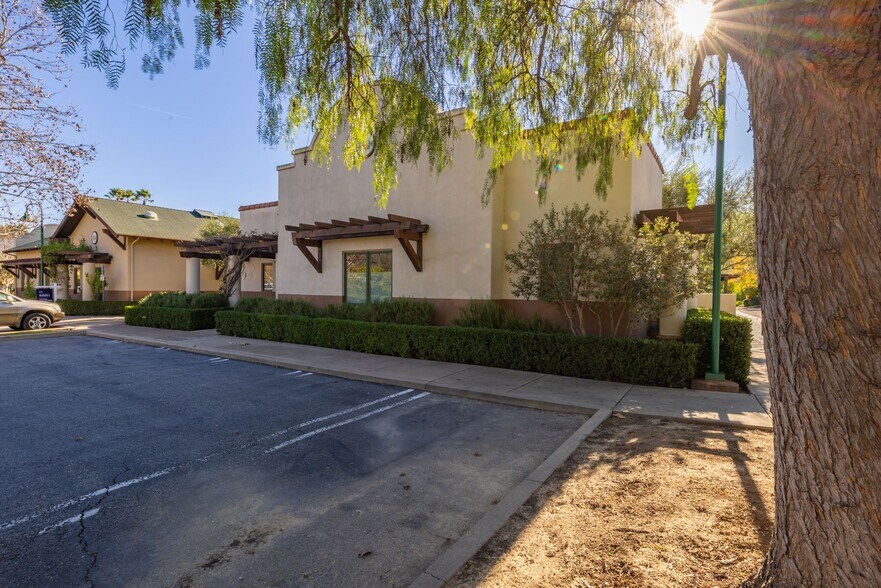 407 Bryant Cir, Ojai, CA à vendre - Photo de l’immeuble – Image 3 sur 13