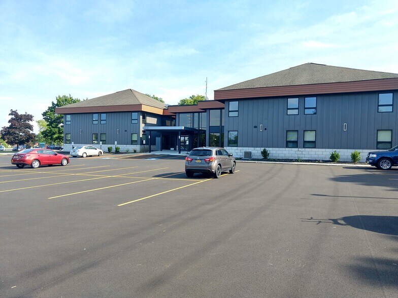 200 White Spruce Blvd, Rochester, NY à louer - Photo de l’immeuble – Image 2 sur 2