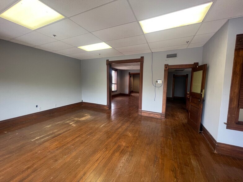 915 1/2 West Douglas, Wichita, KS à louer - Photo de l’immeuble – Image 2 sur 9