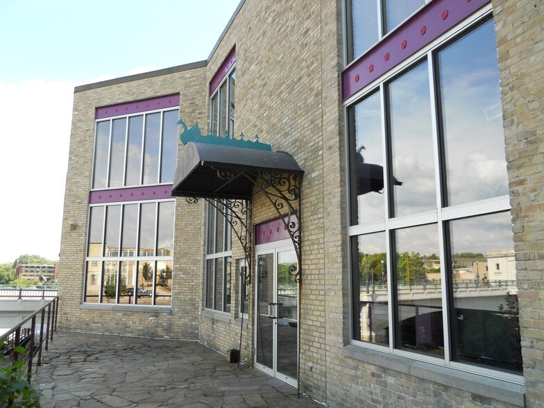 96 S Main St, Fort Atkinson, WI à vendre - Photo de l’immeuble – Image 1 sur 22