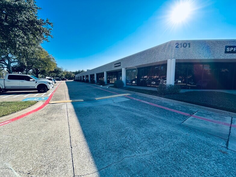 2101 Midway Rd, Carrollton, TX à louer - Photo de l’immeuble – Image 3 sur 13
