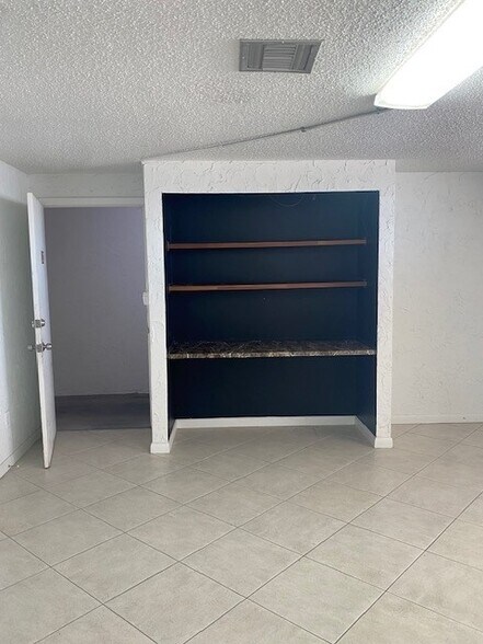 5800 Houchin St, Naples, FL à louer - Photo de l’immeuble – Image 3 sur 8