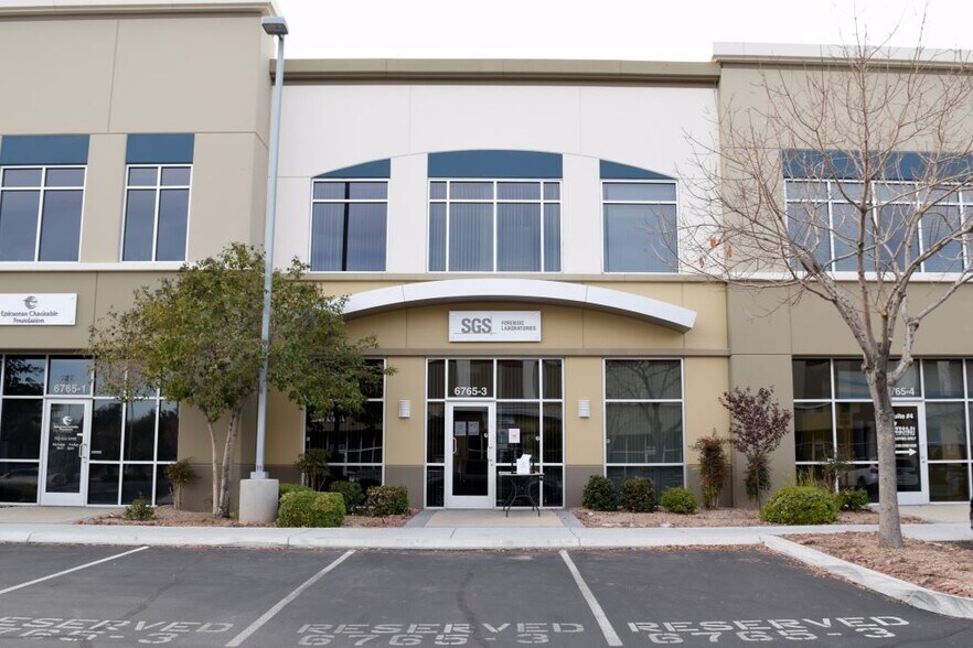 6765 S Eastern Ave, Las Vegas, NV à louer - Photo de l’immeuble – Image 1 sur 7