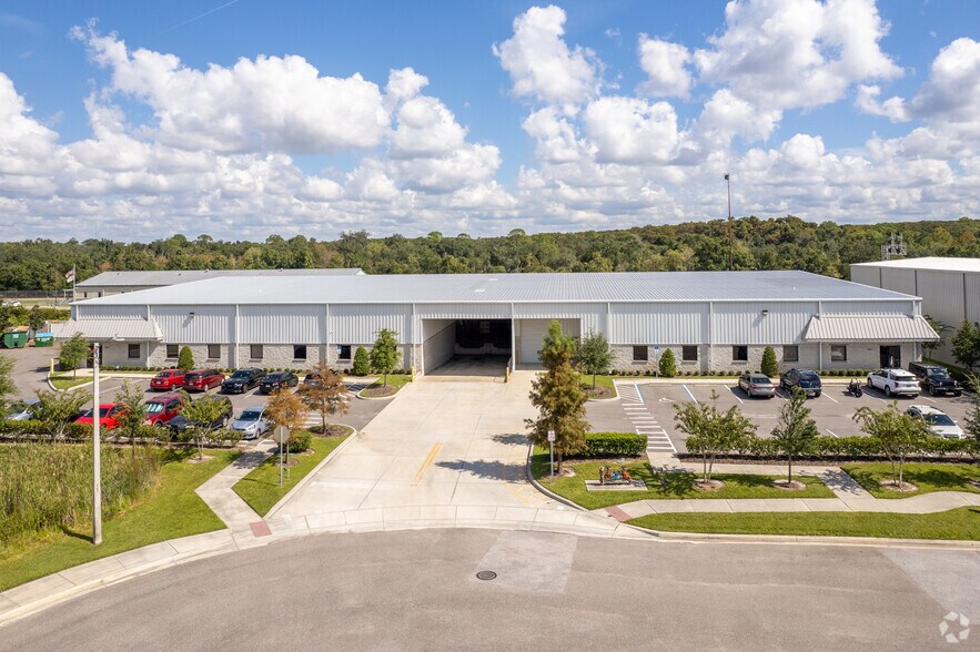 644 Trestle Pt, Sanford, FL à louer - Photo de l’immeuble – Image 2 sur 4