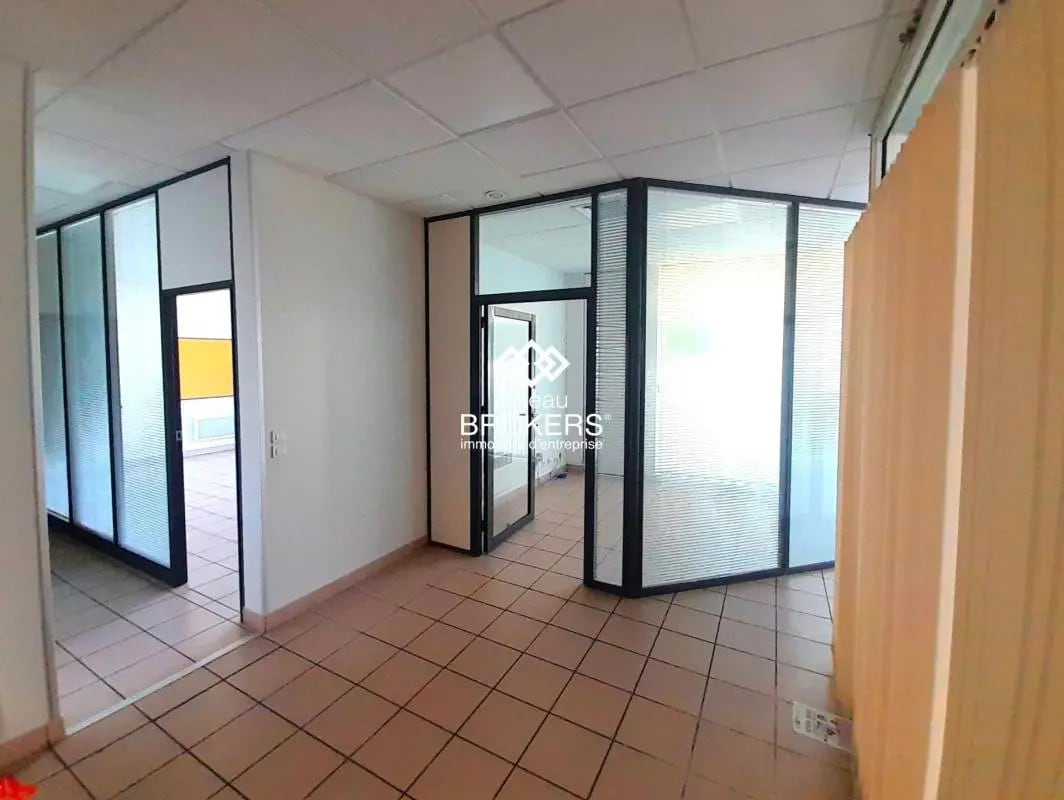 Bureau dans Orléans à louer Photo de l’immeuble– Image 1 sur 18