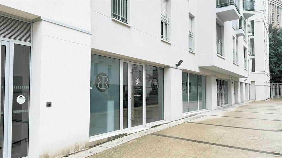 Local commercial dans Noisy-le-Grand à louer - Photo de l’immeuble – Image 1 sur 2