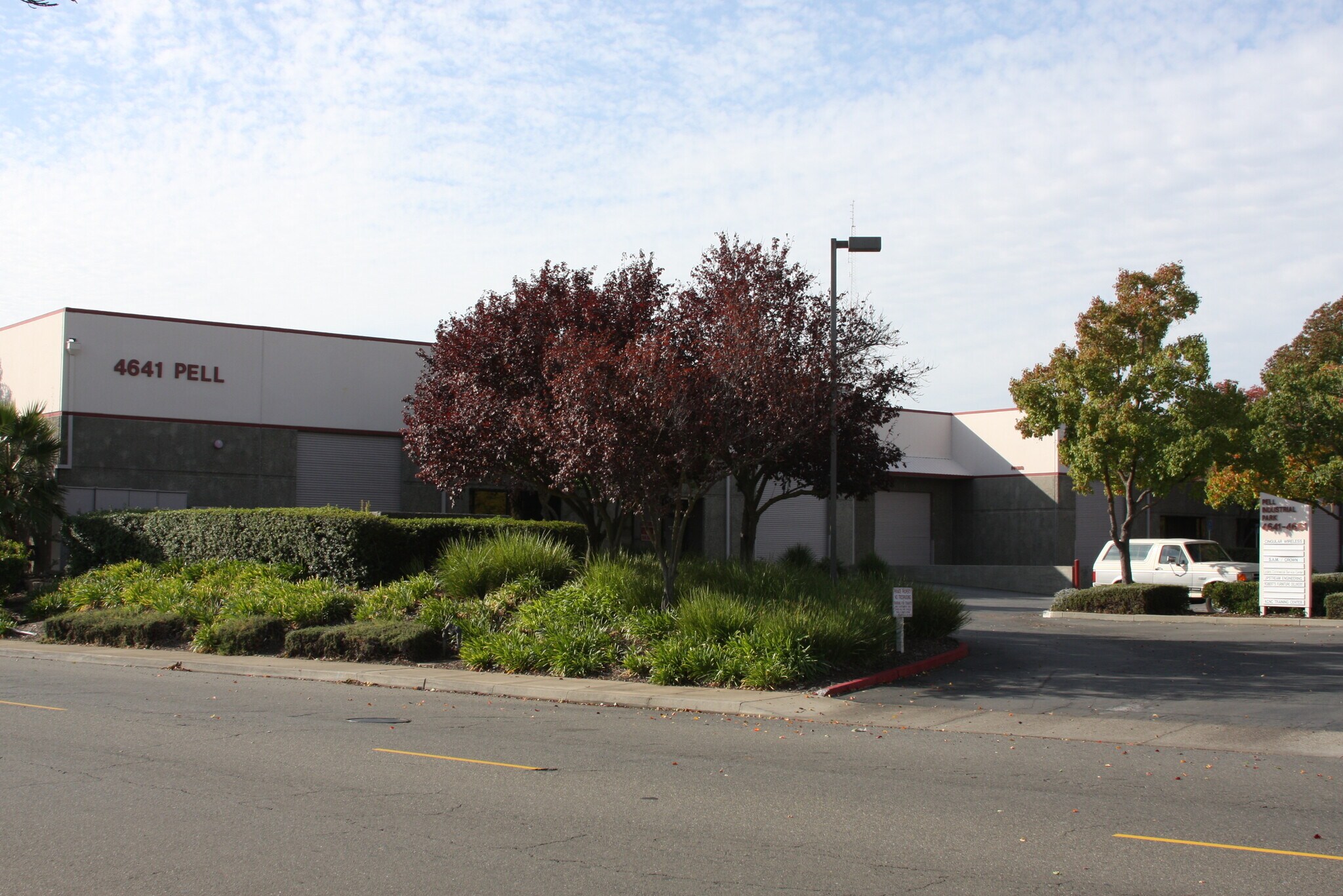 4641 Pell Dr, Sacramento, CA à louer Photo de l’immeuble– Image 1 sur 6
